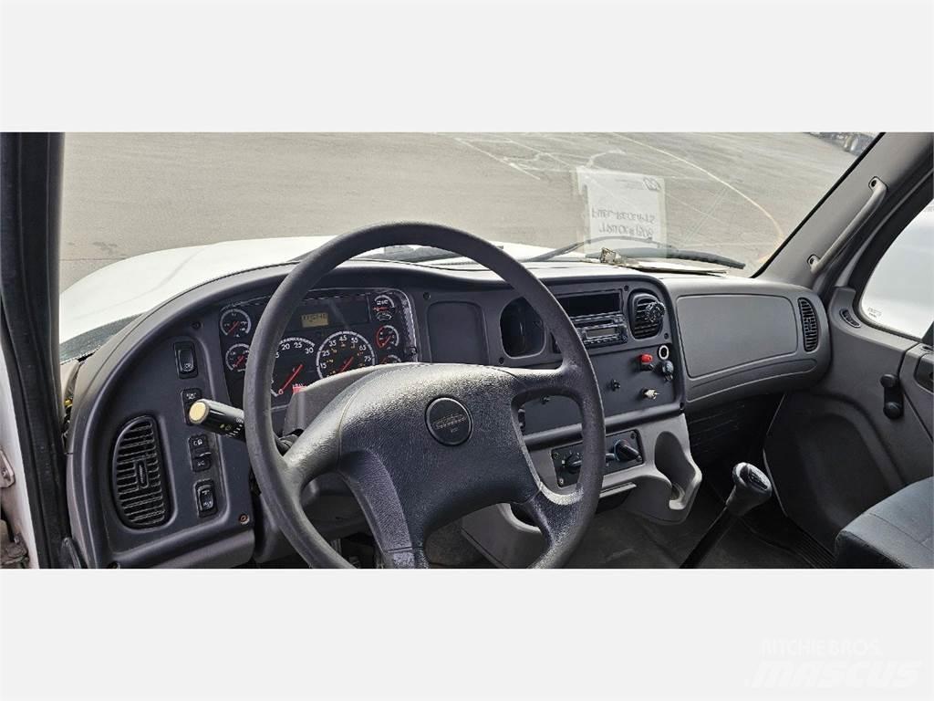 Freightliner M2 106 Tovornjaki s kesonom/platojem