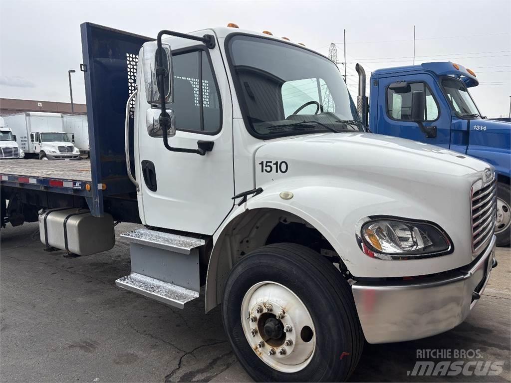 Freightliner M2 106 Tovornjaki s kesonom/platojem