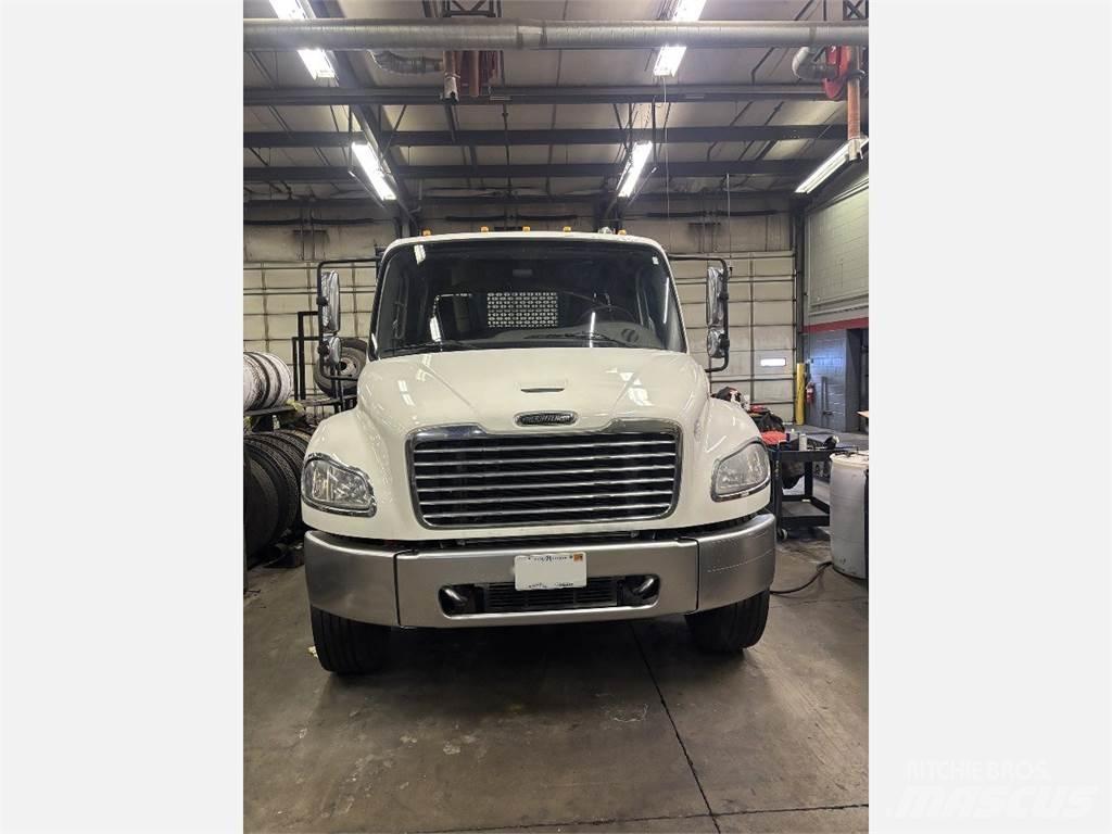Freightliner M2 106 Tovornjaki s kesonom/platojem
