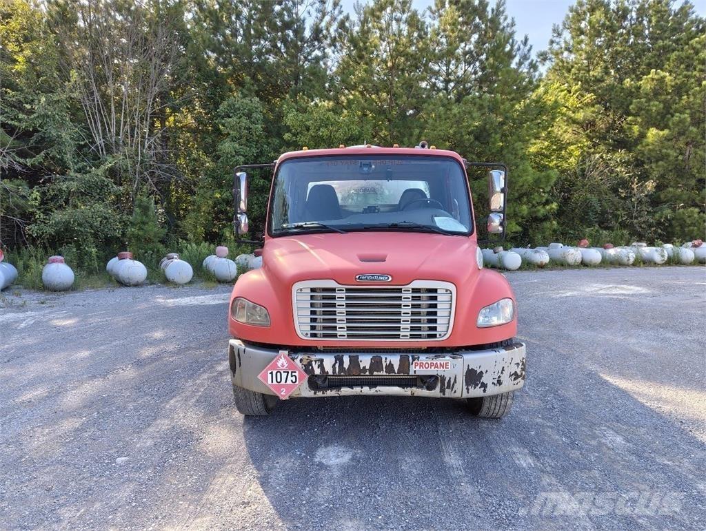 Freightliner M2 106 Drugi tovornjaki