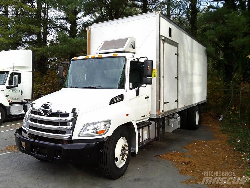 Hino 338 Tovornjaki zabojniki