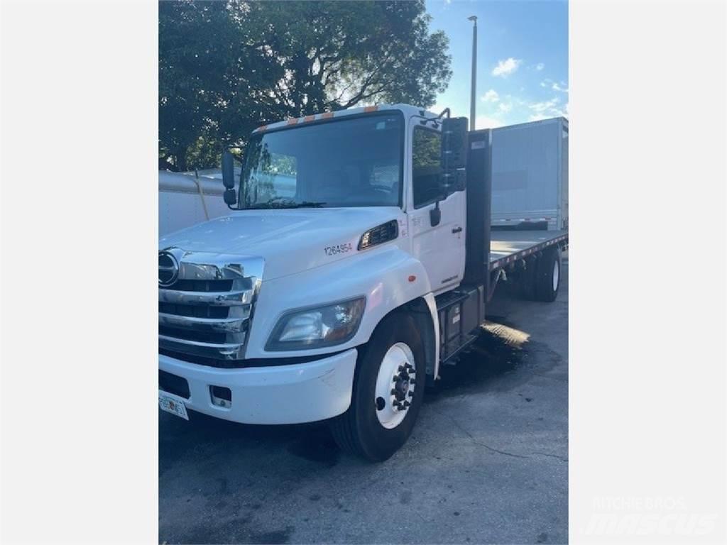 Hino 338 Tovornjaki s kesonom/platojem