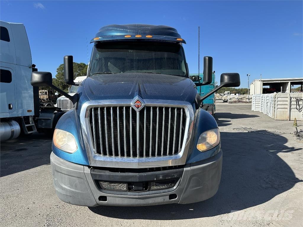 International LT625 Vlačilci