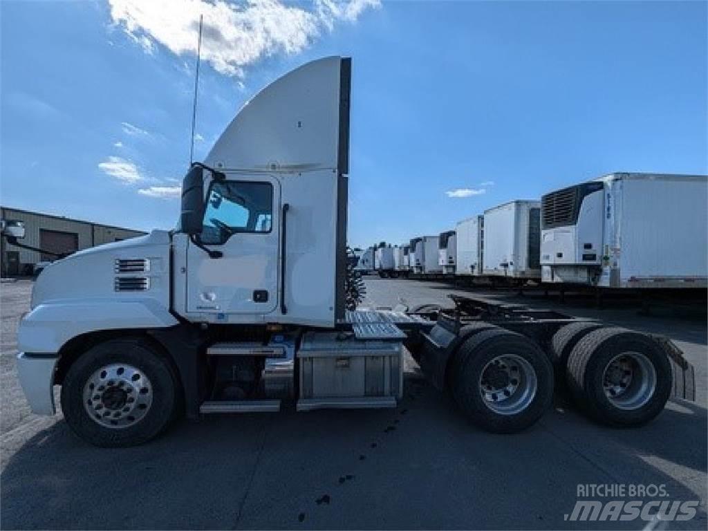 Mack AN64T Vlačilci