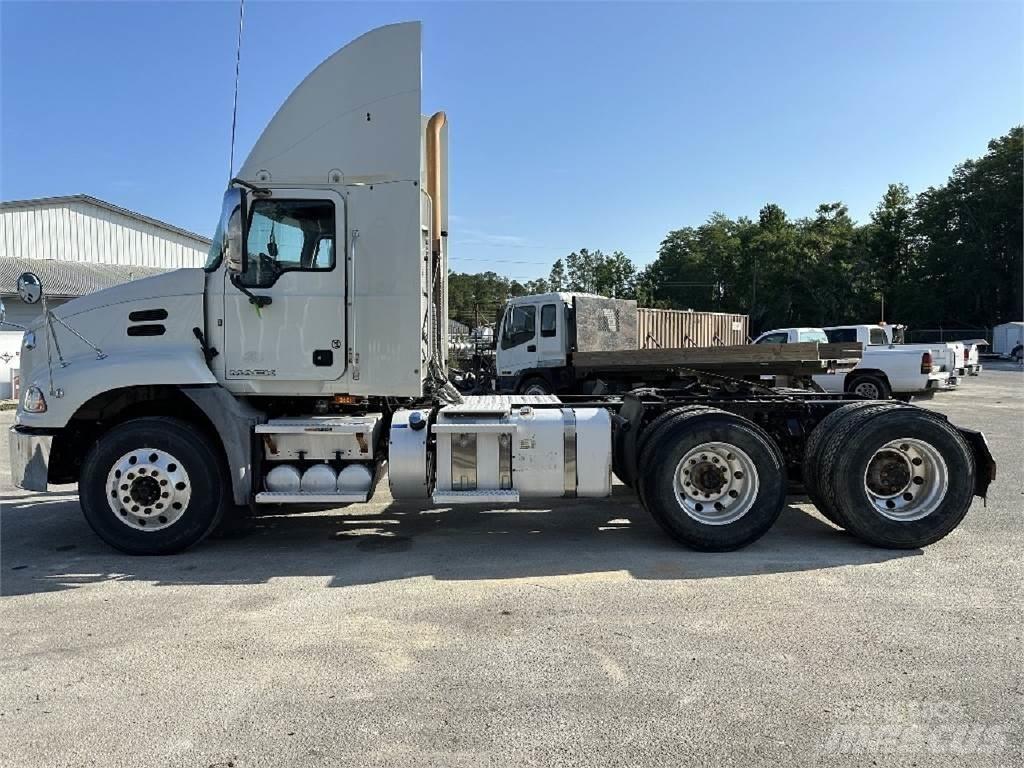 Mack CXU613 Vlačilci
