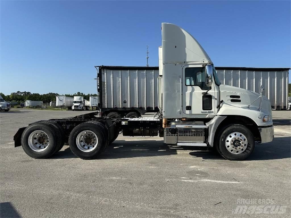 Mack CXU613 Vlačilci