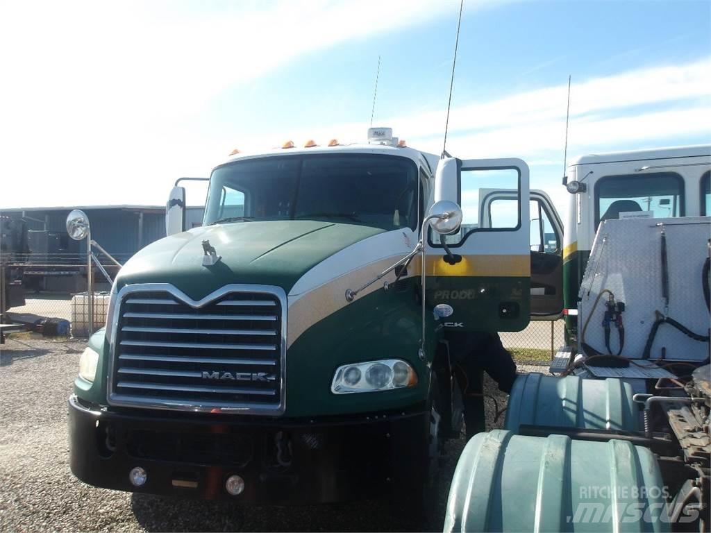 Mack CXU613 Vlačilci