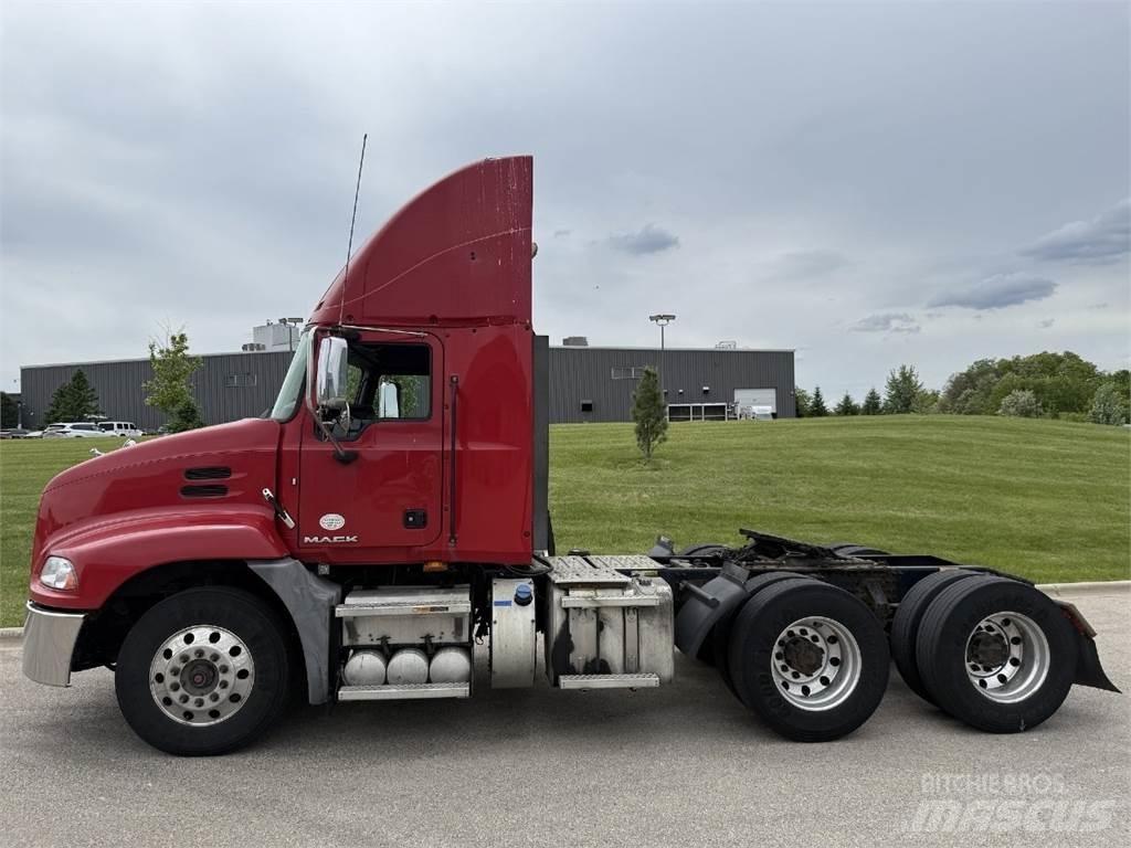 Mack CXU613 Vlačilci