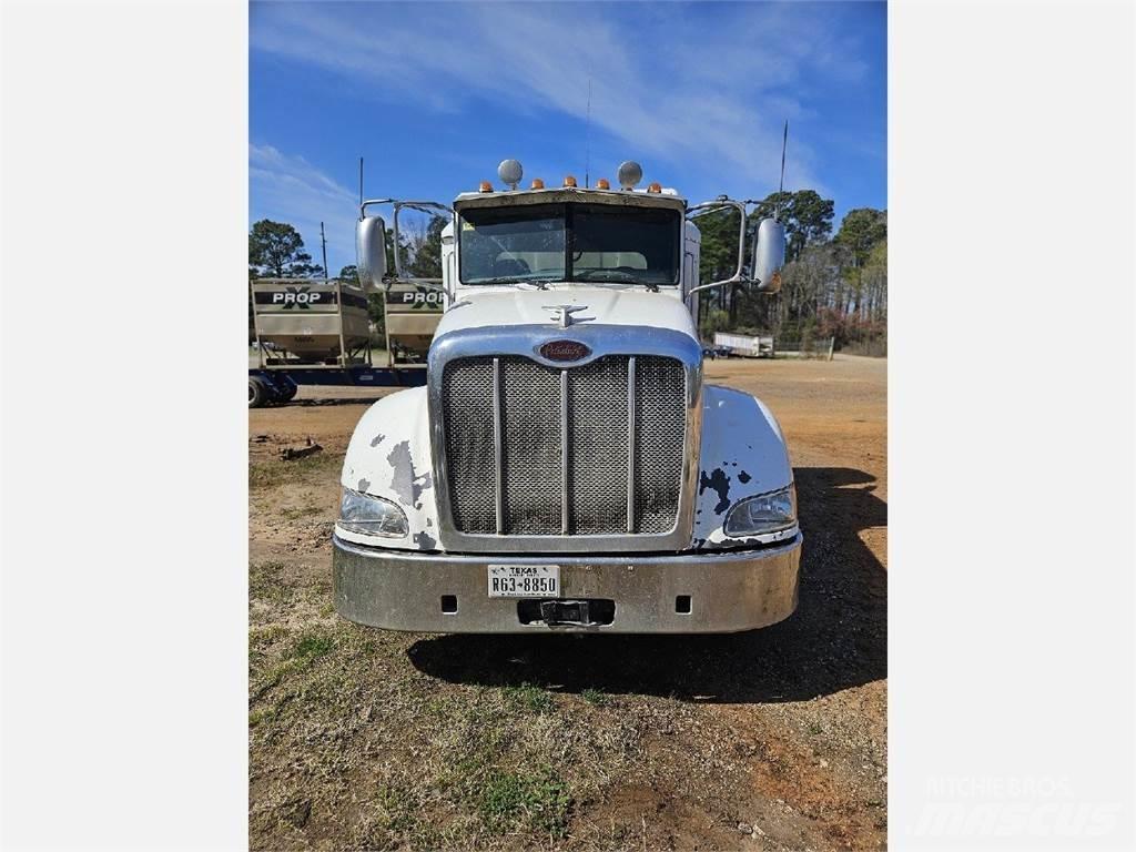 Peterbilt 384 Vlačilci