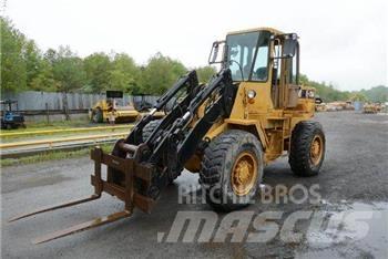 CAT IT28B Kolesni nakladalci