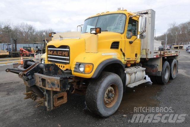 Mack CV713 Tovornjaki s kesonom/platojem
