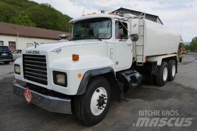 Mack RD688S Tovornjaki cisterne