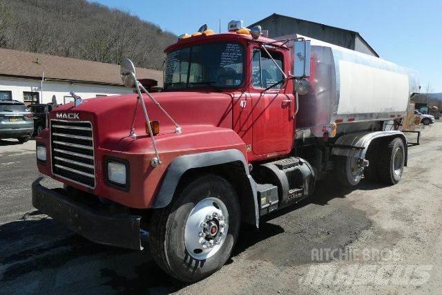 Mack RD690P Tovornjaki cisterne