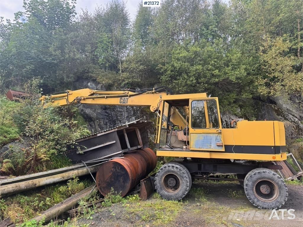 CAT 212B Bagri na kolesih