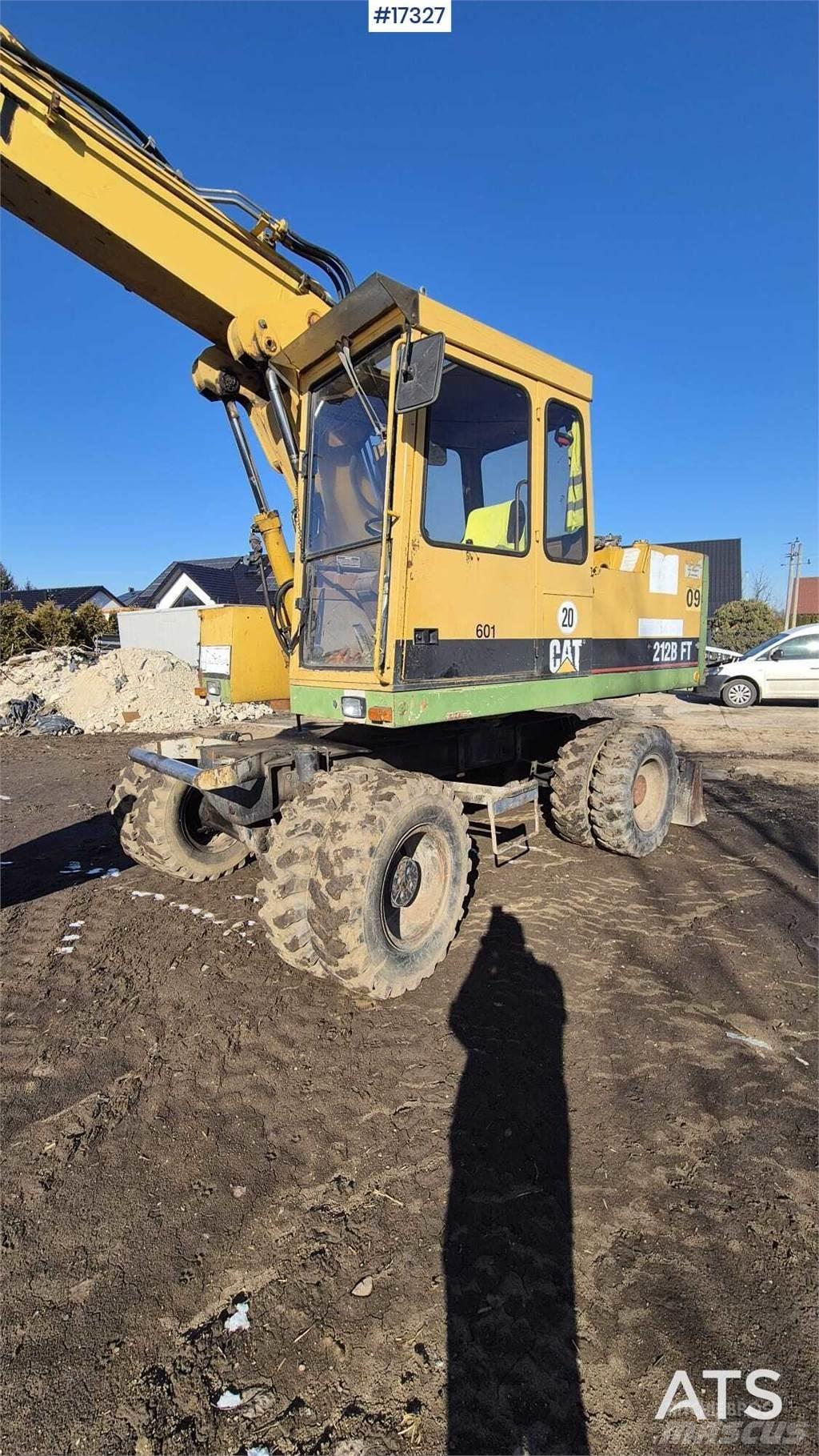 CAT 212BFT Bagri na kolesih
