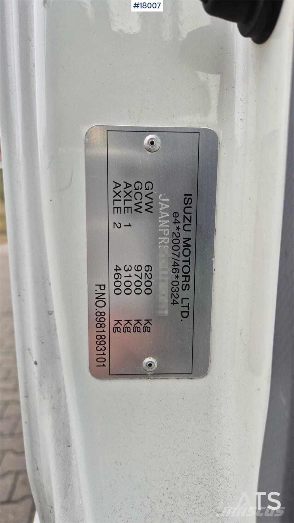 Isuzu N2R Tovornjaki z žerjavom