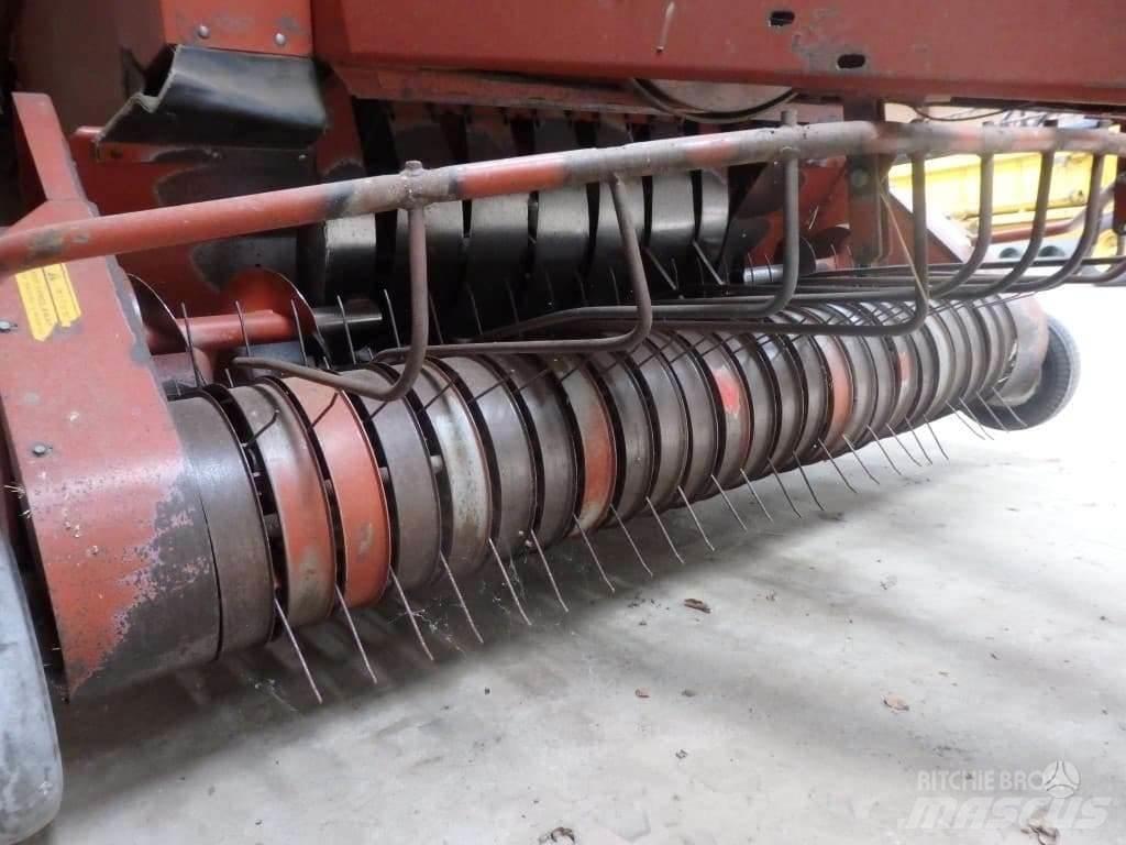 Hesston 4900 Balirke (okrogle bale)