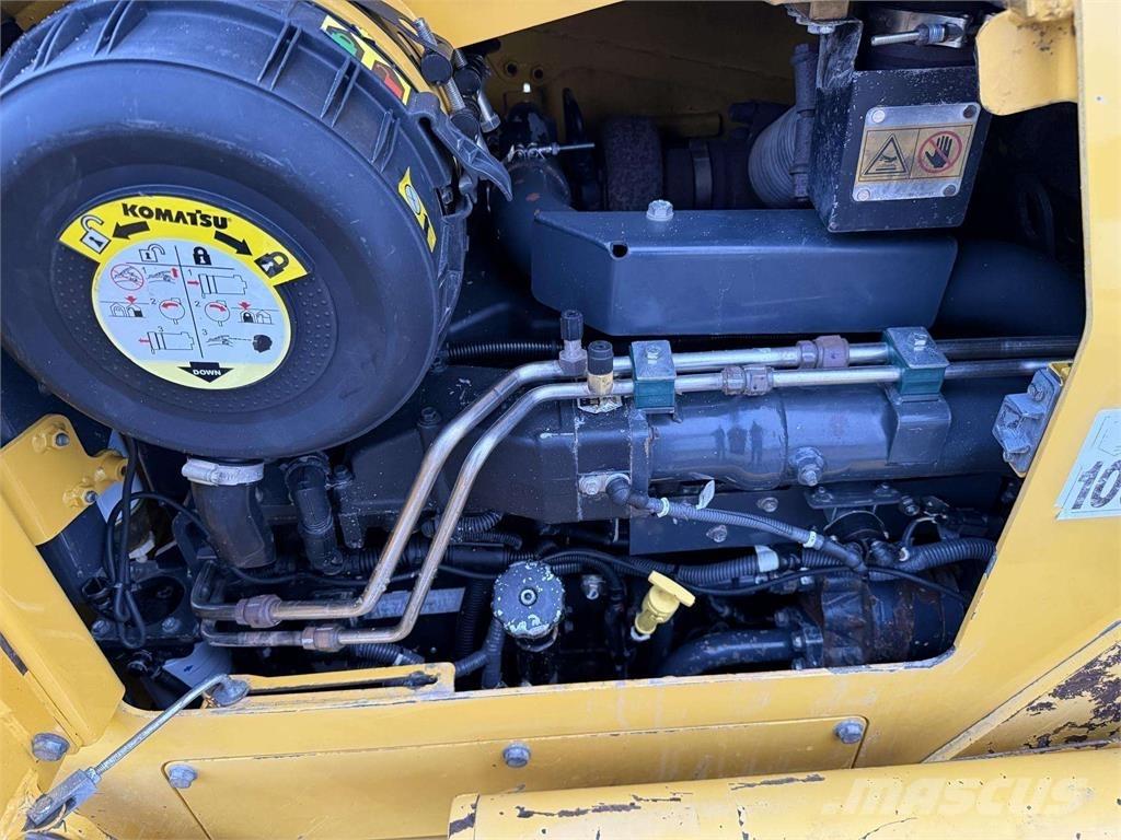 Komatsu D51PX-22 Buldožerji goseničarji