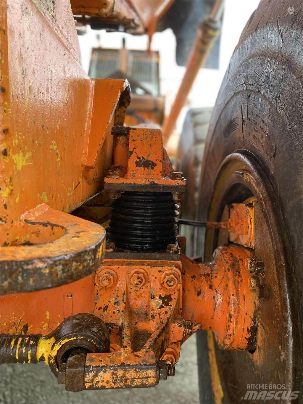 Volvo A25C , Nr.1 Zglobni demperji