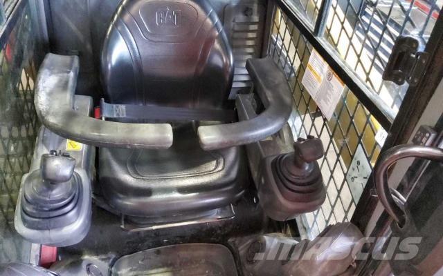 CAT 226D3 Kolesni nakladalci