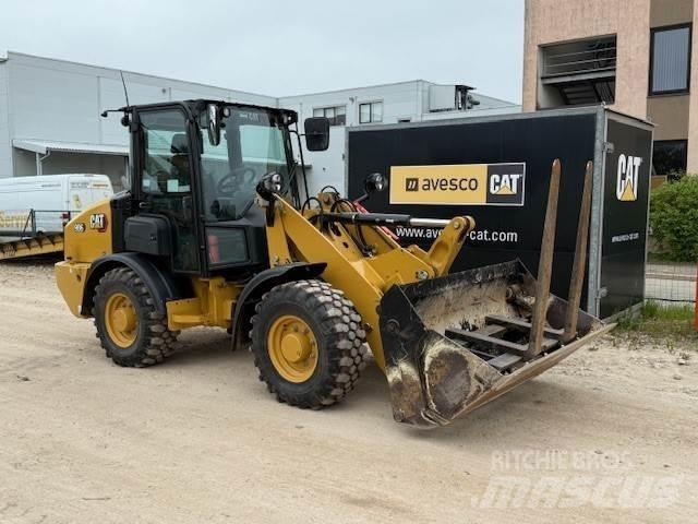 CAT 906 Kolesni nakladalci