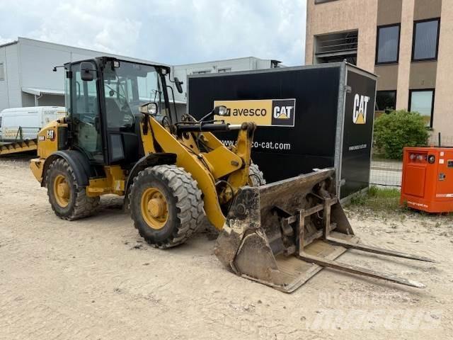 CAT 906 Kolesni nakladalci