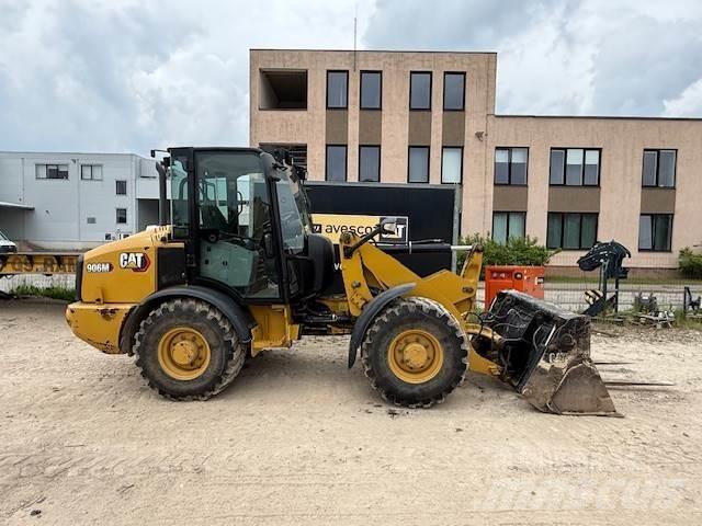 CAT 906 Kolesni nakladalci