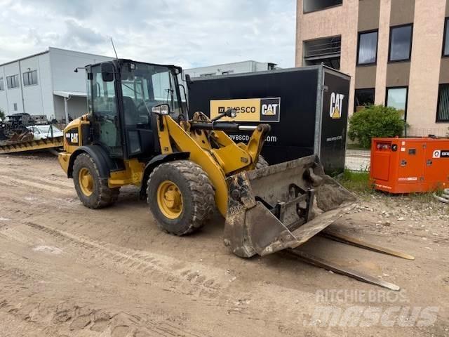 CAT 906M Kolesni nakladalci
