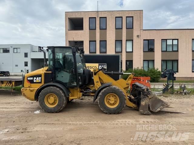 CAT 906M Kolesni nakladalci