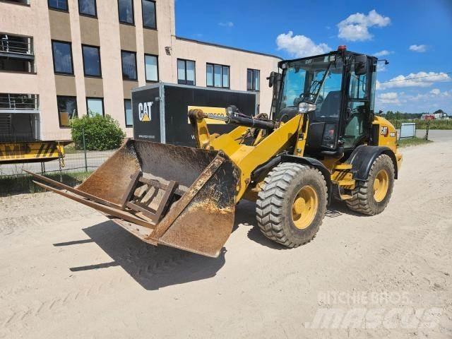 CAT 908M Kolesni nakladalci