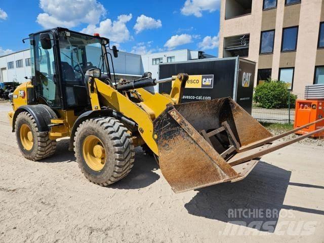 CAT 908M Kolesni nakladalci