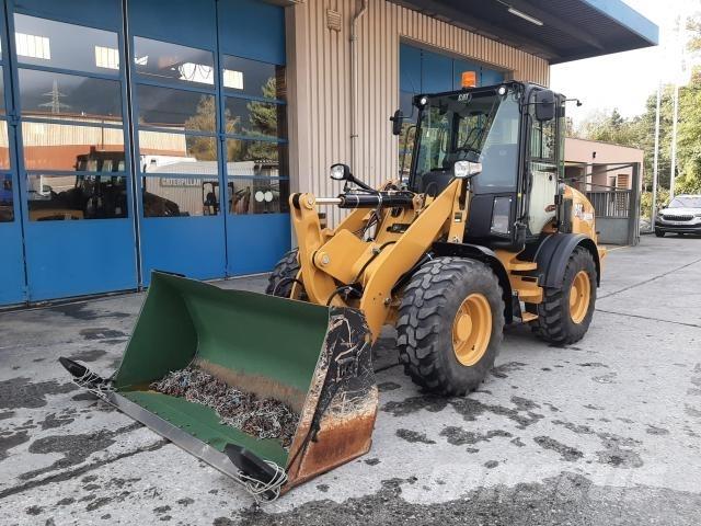 CAT 908M Kolesni nakladalci