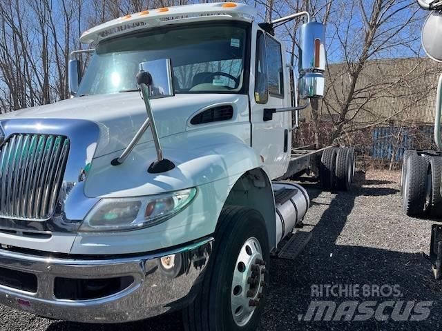 International 4400 Tovornjaki s kesonom/platojem