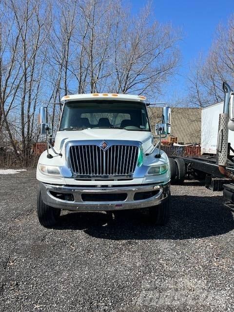 International 4400 Tovornjaki s kesonom/platojem