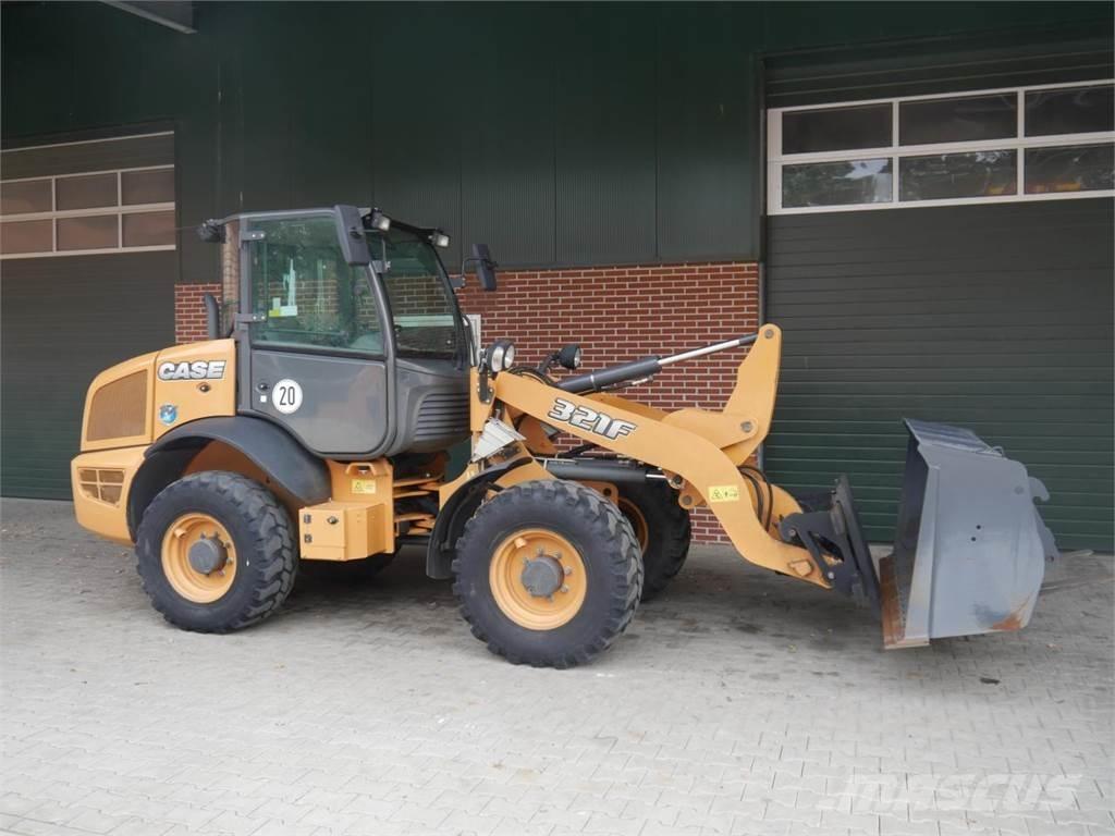 Case IH 321F Kolesni nakladalci