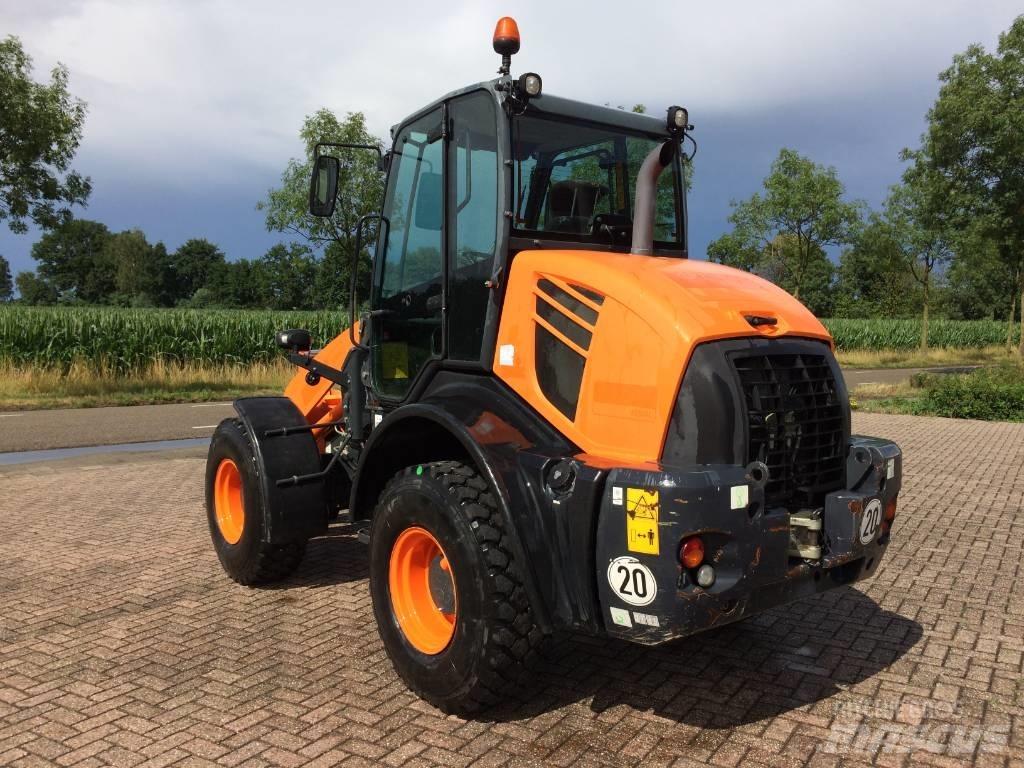 Komatsu WA100 M-7 Kolesni nakladalci