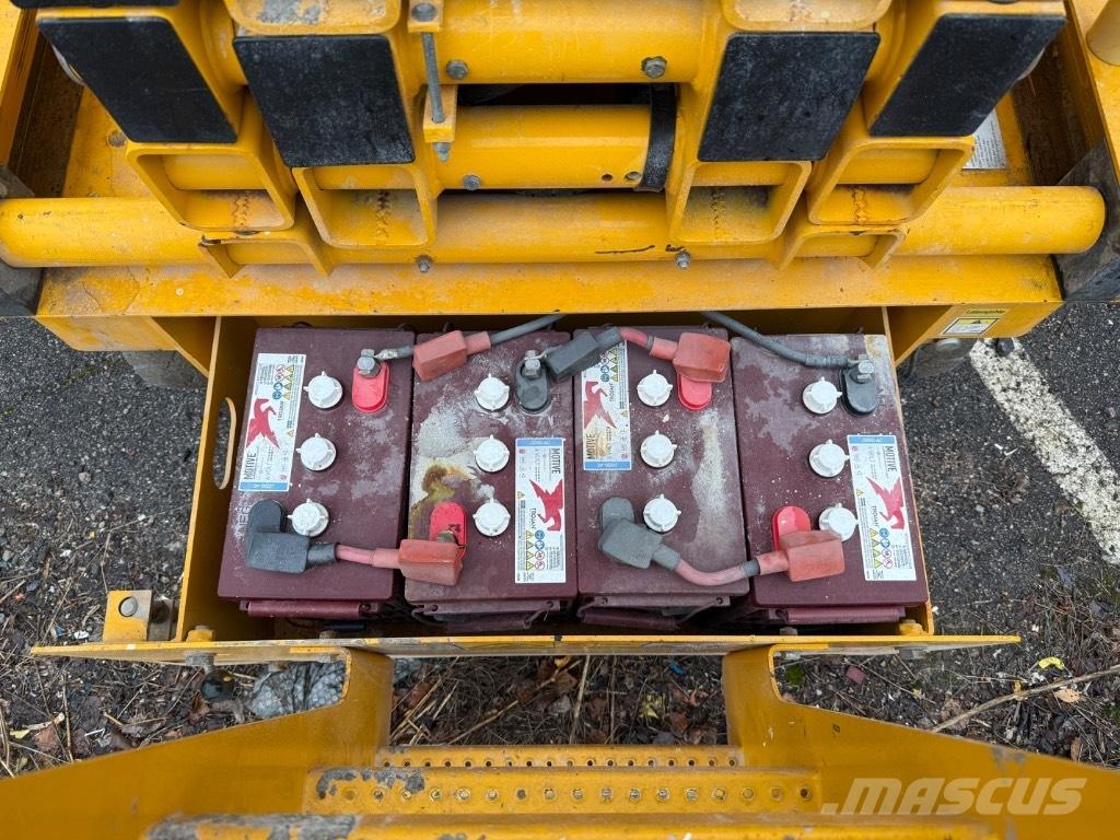 Haulotte Compact 14 Škarjaste dvižne ploščadi