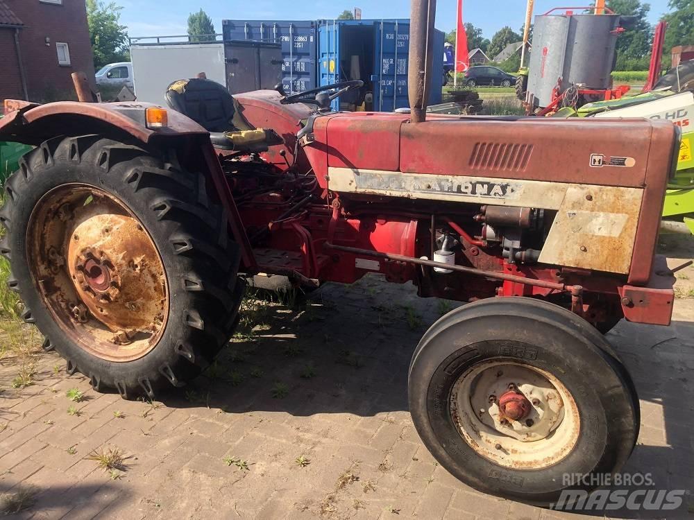 IH 453 Traktorji