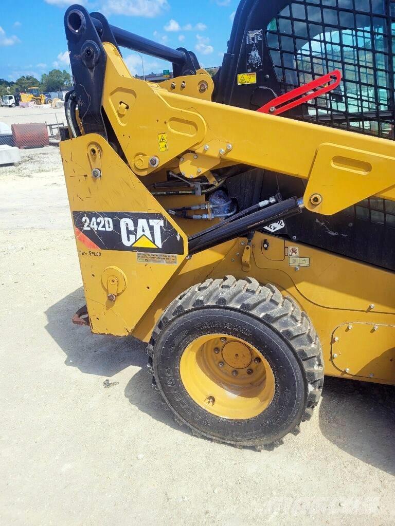 CAT 242 D Skid steer mini nakladalci