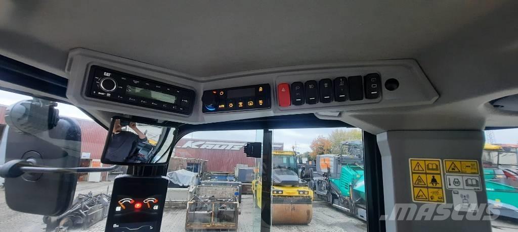 CAT 906 Kolesni nakladalci