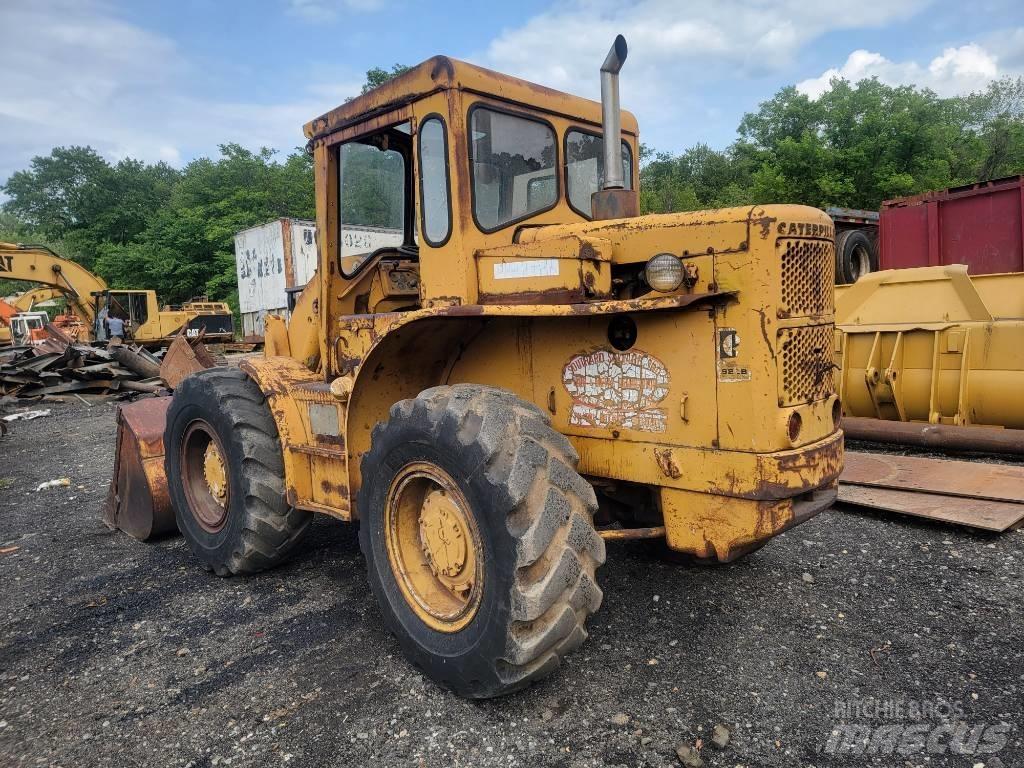 CAT 922 B Kolesni nakladalci