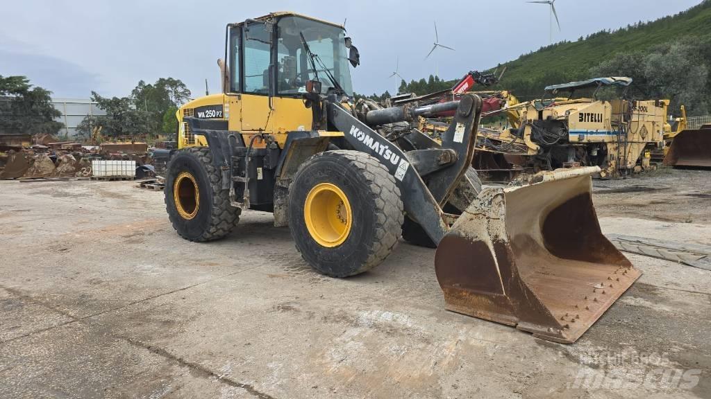 Komatsu WA 250 Kolesni nakladalci