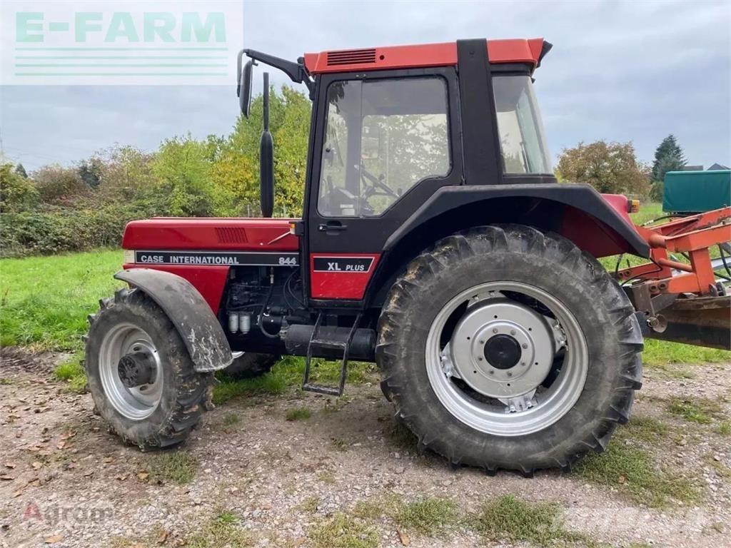 Case IH 844 a Traktorji
