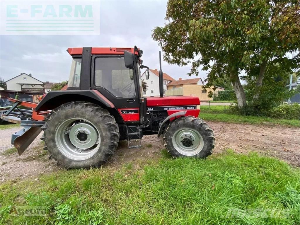 Case IH 844 a Traktorji