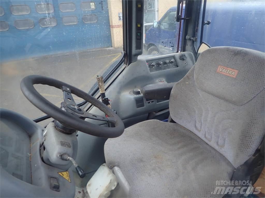 Valtra 900 Traktorji