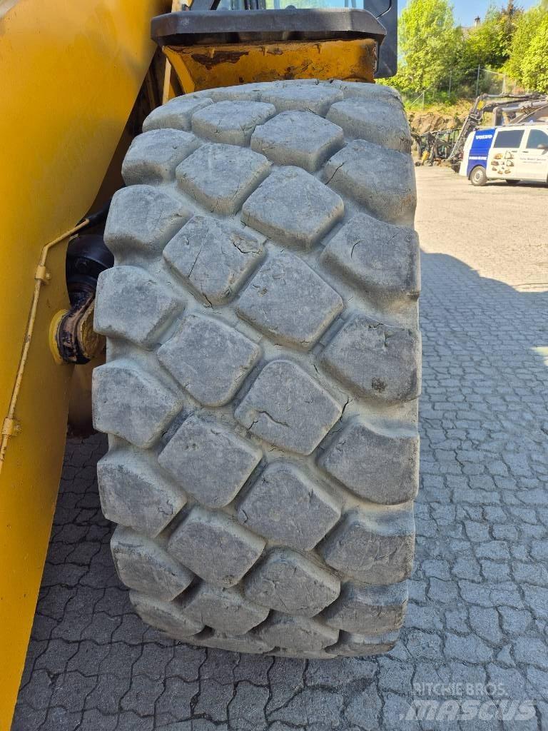 CAT 966M Kolesni nakladalci