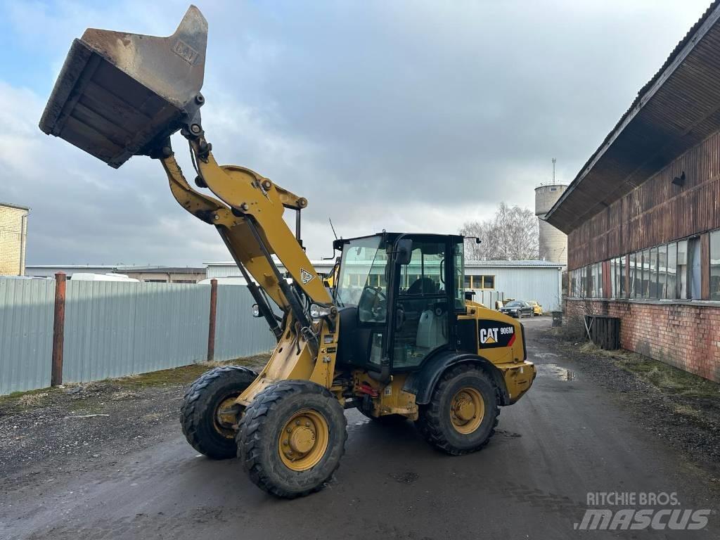 CAT 906 Kolesni nakladalci