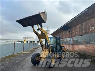 CAT 906 Kolesni nakladalci