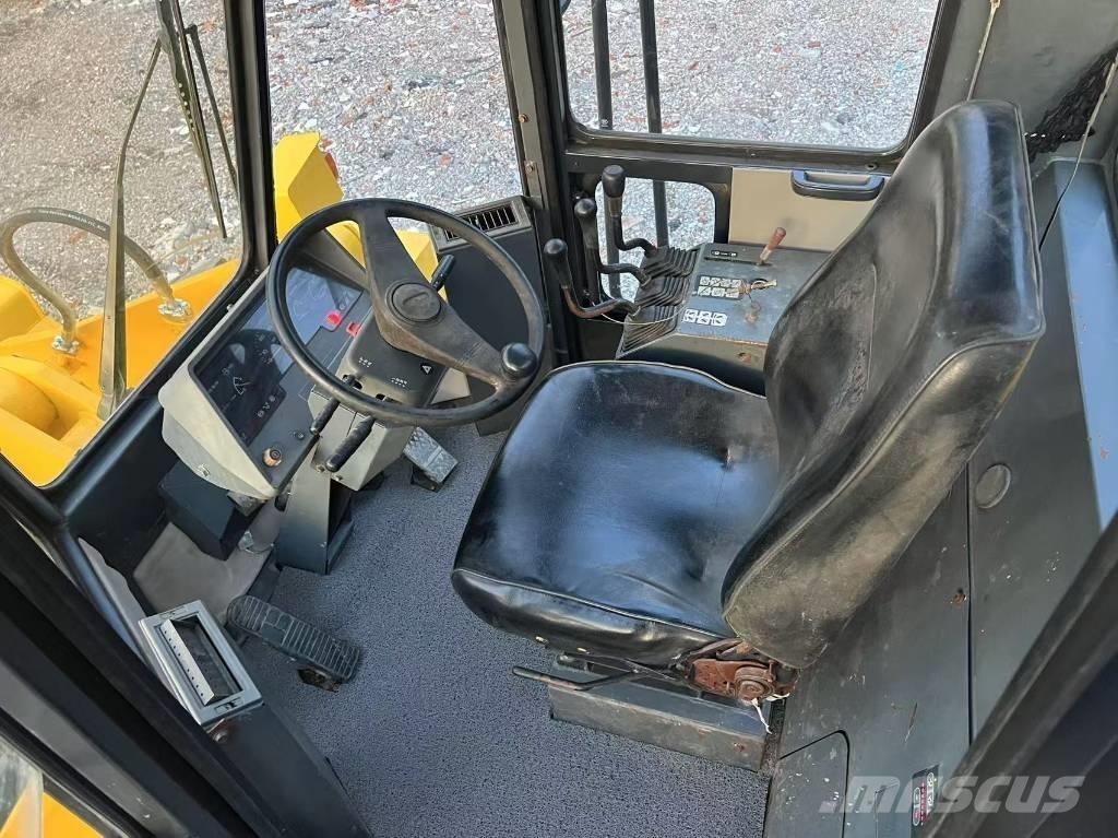 Komatsu WA 320-3 Kolesni nakladalci