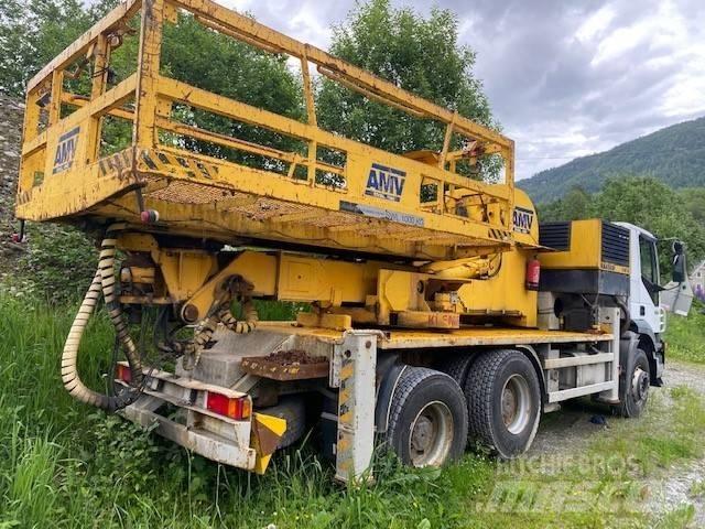 Iveco TRAKKER Tovornjaki z žerjavom